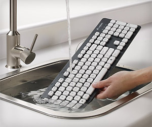wash pc keyboard with water for cleaning keys