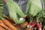 Scrub vegetables quickly with special scrubbing gloves