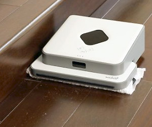 automatic robot for cleaning hard surfaces at home